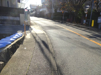 【前面道路含む現地写真】 | 川西市松が丘町　建築条件無土地
