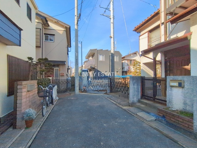 越谷市西方1丁目 新築分譲住宅の前面道路含む現地写真