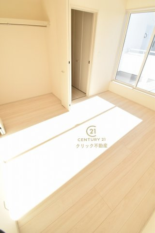 リーブルガーデン  水戸見川　12期　2の洋室|折戸を開くと壁面クローゼット。衣類が横一列に並ぶためひと目で洋服が選びやすい！衣類をたくさんお持ちの方もスッキリ片付きます♪