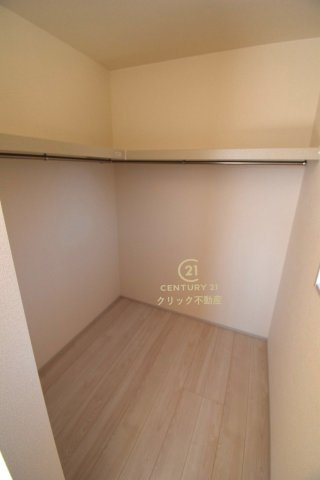 リーブルガーデン  水戸見川　12期　2の収納|ウォークインクローゼットは自由度の高い収納スペース。服だけでなく、帽子やバッグなどもまとめて管理することができます。おしゃれが楽しくなりますね♪