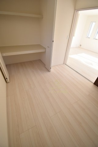 リーブルガーデン  水戸見川　12期　2の洋室|1階洋室です。リビングとの間の引き戸を閉めて在宅ワークに、開放してキッズスペースに、など自由に空間を分けて使えます。収納も配備されております。