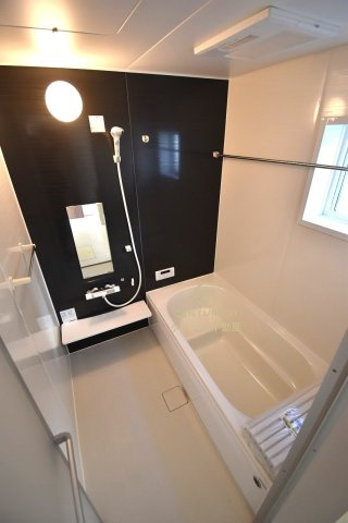 リーブルガーデン  水戸見川　12期　2の浴室|浴槽への出入りが安全な低床タイプのユニットバスです。洗い場は滑りにくい速乾床ですので、お子様やご高齢の方にも安心です。自動お湯張りに追焚機能付きのオートバスです。