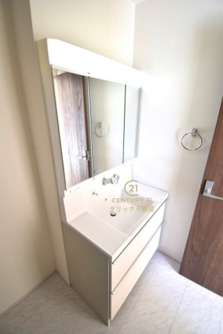 リーブルガーデン  水戸見川　12期　2の独立洗面台|シャンプードレッサー付き洗面台。広めで使いやすい、お手入れが楽なデザインで、いつもすっきり清潔に保てます。