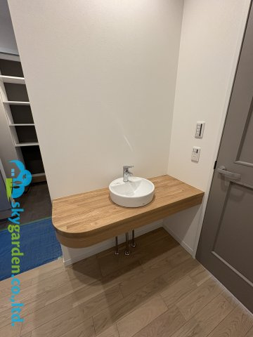 茅ヶ崎市香川5丁目　新築戸建　全11棟3号棟の内装|玄関ホールにある手洗い