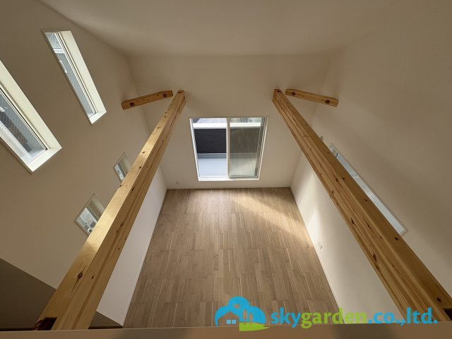 茅ヶ崎市香川5丁目　新築戸建　全11棟3号棟の内装|ロフトから見たリビング