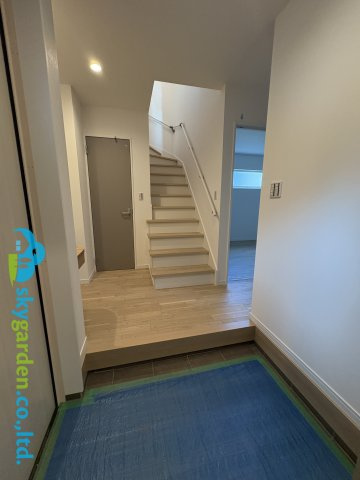 茅ヶ崎市香川5丁目　新築戸建　全11棟3号棟の玄関|収納もある玄関です