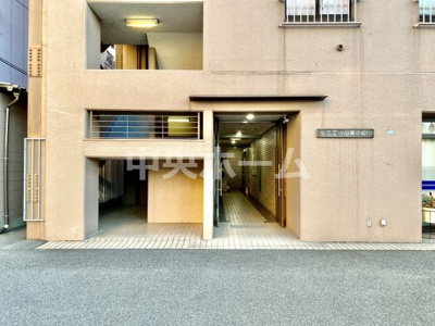 【エントランス】 | ルミエール東小松川 | 【エントランス】マンションのエントランスは、その物件の印象を決める、顔とも言える場所です。毎日通る場所ですからきれいなのが一番です。エントランス内はオートロックですので暮らしの安全も確保されています。