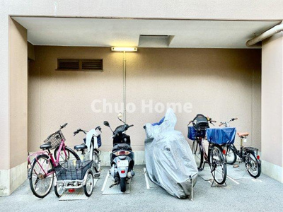 【駐車場】 | ルミエール東小松川 | 【敷地内駐車場】最新の空き状況や費用などの詳細は担当スタッフまでお問い合わせください。