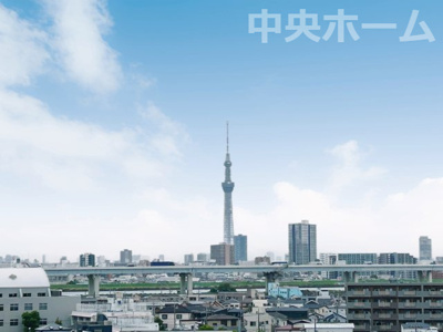 【展望】 | ルミエール東小松川 | 手を伸ばせば、ふれることが出来そうな環境が、そのままインテリアになったような印象です。その豊かな眺望にふさわしい空間には、通風・採光にも優れ、心地よい光と風があふれています