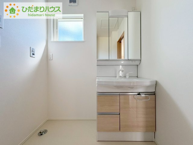 日立市東金沢町1丁目　新築戸建　1号棟の独立洗面台|三面鏡の大きな鏡は憧れます(^^♪ 鏡の後ろは収納となっていて、細かいものでも収納できるのでスッキリと整理できます！
