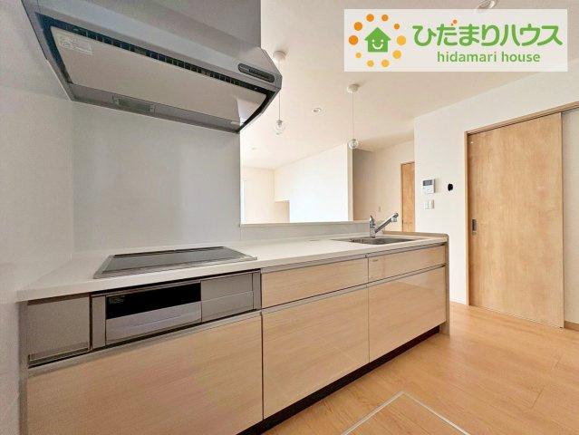 日立市東金沢町1丁目　新築戸建　1号棟のキッチン|コンロは嬉しい3口コンロ！シンクはつなぎ目なしでお掃除も簡単です♪
