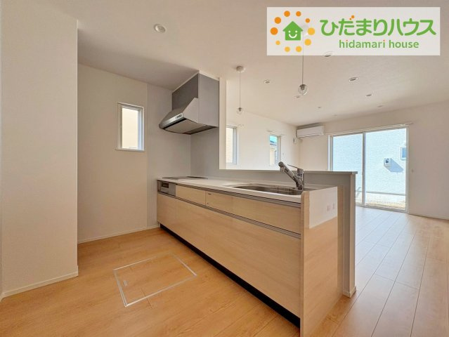 日立市東金沢町1丁目　新築戸建　1号棟のキッチン|リビングを見渡せるキッチンはお子様を見ながらでも料理が出来て安心ですね☆