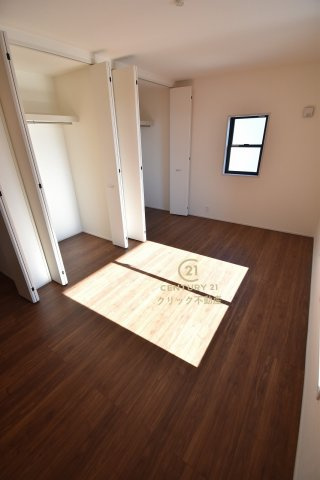 リーブルガーデン  水戸見川　12期　3の洋室|折戸を開くと壁面クローゼット。衣類が横一列に並ぶためひと目で洋服が選びやすい！衣類をたくさんお持ちの方もスッキリ片付きます♪