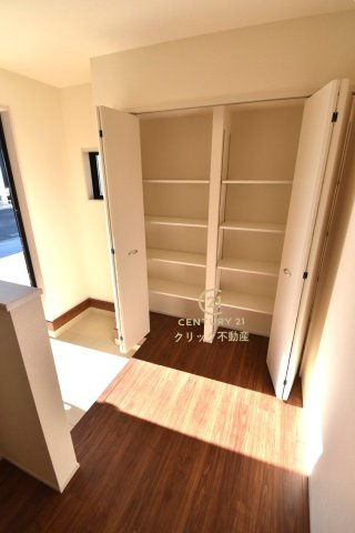 リーブルガーデン  水戸見川　12期　3の玄関|たっぷり入る玄関収納です！扉の中は可動棚ですので、用途に合わせて高さを自由に変えることができます。窓があるので湿気がこもりにくく明るいのも嬉しいです。