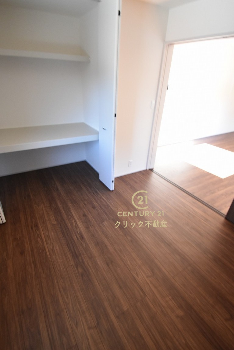 リーブルガーデン  水戸見川　12期　3の洋室|1階洋室です。リビングとの間の引き戸を閉めて在宅ワークに、開放してキッズスペースに、など自由に空間を分けて使えます。収納も配備されております。