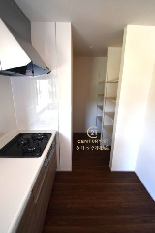 リーブルガーデン  水戸見川　12期　3のキッチン|キッチン横のパントリーが嬉しい！生活感の出やすい消耗品や食材のストックはこちらへどうぞ♪棚は可動式なので、置きたいものに合わせることができます。