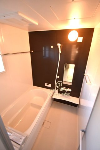 リーブルガーデン  水戸見川　12期　3の浴室|浴槽への出入りが安全な低床タイプのユニットバスです。洗い場は滑りにくい速乾床ですので、お子様やご高齢の方にも安心です。自動お湯張りに追焚機能付きのオートバスです。