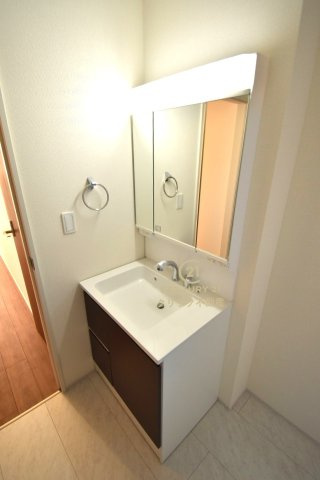 リーブルガーデン  水戸見川　12期　3の独立洗面台|見た目の美しさだけではなく、機能性も追求した使い勝手の良い独立洗面化粧台。
身だしなみチェックや歯磨きなど、朝の慌ただしい時間でも余裕を感じていただけます。