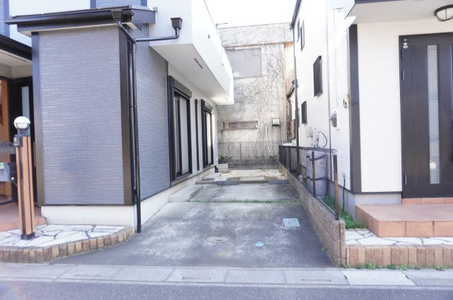 草加市中根3丁目 中古戸建の駐車場
