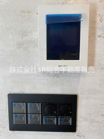 花園西町1丁目中古戸建の防犯設備|モニター付きインターホンがあり女性やお子様にも安心です！スイッチ類は全てブラックで統一されてます！