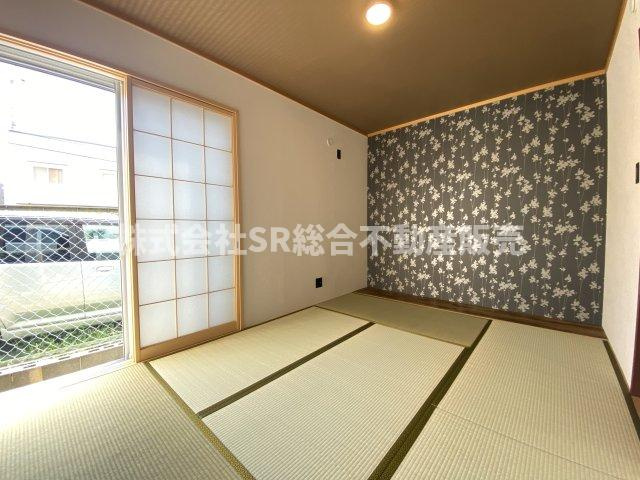 花園西町1丁目中古戸建の和室|1F・和室6帖。アクセントクロスがオシャレな和室です！