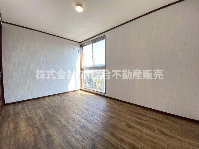 花園西町1丁目中古戸建の洋室|3F・洋室6帖。大きな窓で開放感のあるキレイなお部屋です♪