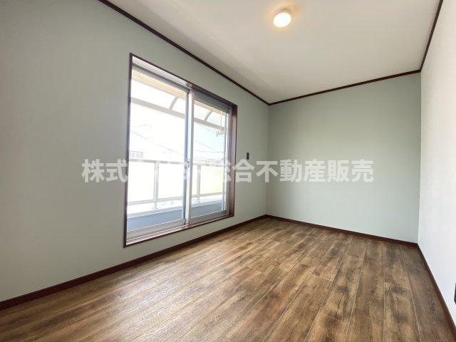 花園西町1丁目中古戸建の寝室|3F・洋室5帖。落ち着いて過ごせるお部屋なので、寝室にいかがでしょうか