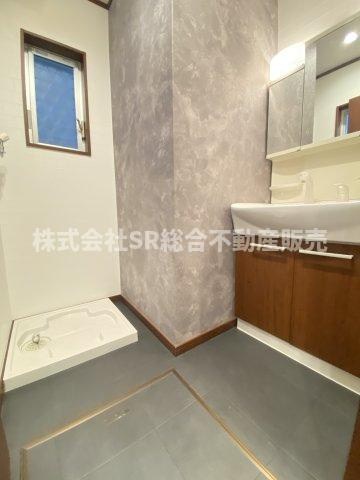 花園西町1丁目中古戸建の脱衣所|室内洗濯機置場もあり広めの脱衣場です♪