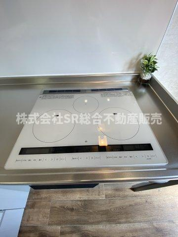 花園西町1丁目中古戸建のキッチン|IH3口コンロ・グリル付きで安全にお料理できます！