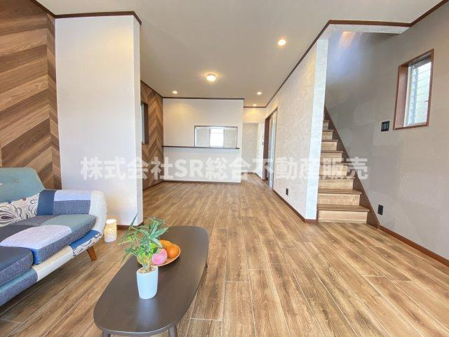 花園西町1丁目中古戸建の居間・リビング|おしゃれなリビングです