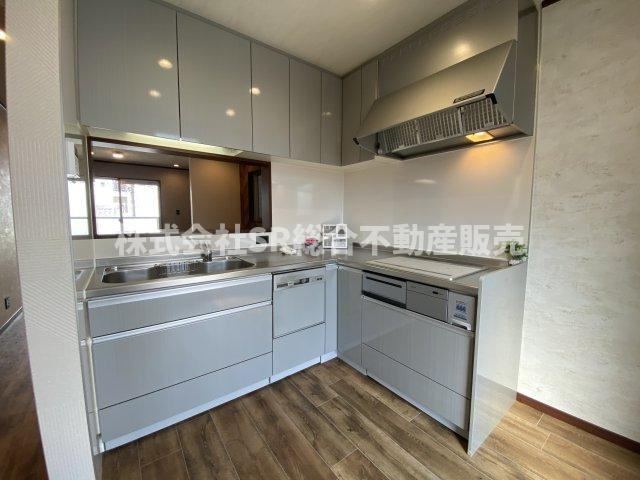 花園西町1丁目中古戸建のキッチン|L字型カウンターキッチンは設備が充実していて快適にお料理できます♪