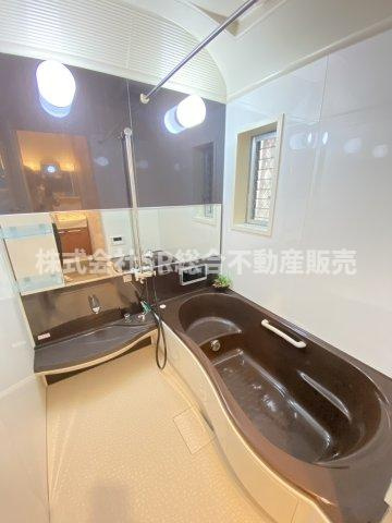 花園西町1丁目中古戸建の浴室|足を伸ばしてゆったりと浸かれます♪テレビがあるので楽しいお風呂の時間になります！