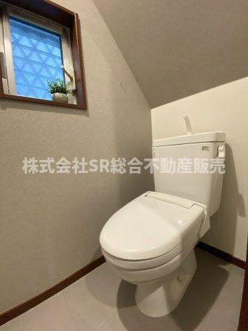 花園西町1丁目中古戸建のトイレ|トイレは２か所にあり朝の身支度がスムーズに行えます！