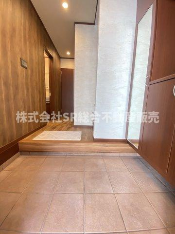 花園西町1丁目中古戸建の玄関|玄関にはシューズボックスもあり、高級感があります♪