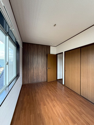 【寝室】 | 小泉テラスB | 2階・洋室5.5帖☆クローゼットがあります♪お洋服の多い方もお部屋が片付いて快適に過ごせますね♪