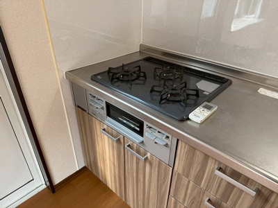 【キッチン】 | 小泉テラスB | グリル付き3口ガスコンロのシステムキッチンです☆3口コンロは複数の調理を同時にできるので時短にもGOOD☆グリルがあるとお料理の幅が広がりますね♪