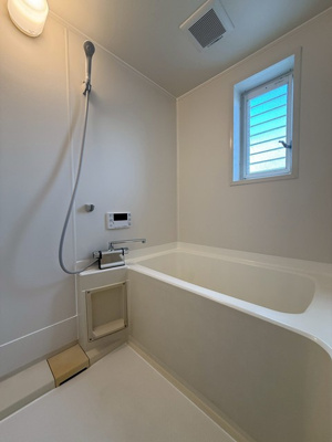 【浴室】 | 小泉テラスB | 家族の入浴時間がずれても温められる追い焚き機能付きのバスルーム☆お風呂に浸かって一日の疲れもすっきりリフレッシュ♪