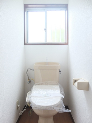 【トイレ】 | 小泉テラスB | 1階・人気のシャワートイレ・バストイレ別です♪窓のあるトイレで換気もOK☆嫌なニオイがこもりません♪