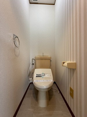 【トイレ】 | 小泉テラスB | 2階のトイレは冬に特に嬉しい暖房便座機能付き♪1階・2階両方にトイレがあるのがうれしいですよね♪