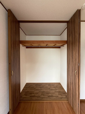 【収納】 | 小泉テラスB | 洋室5.5帖のお部屋にあるクローゼットです♪大切なお洋服もしわにならないようにハンガーがけができます☆