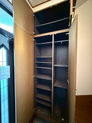 【玄関】 | 小泉テラスB | 玄関から室内への景観です！正面にリビングダイニングキッチン12帖があります♪広々した玄関スペースでお客様のお出迎えもスムーズにできますね☆