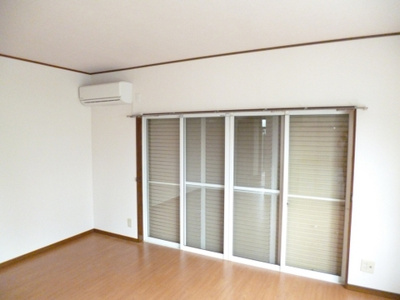【セキュリティ】 | 小泉テラスB | 防犯シャッター雨戸付きなので夜やお出かけ時も安心です！雨戸は冬場の寒さ対策にもなります◎