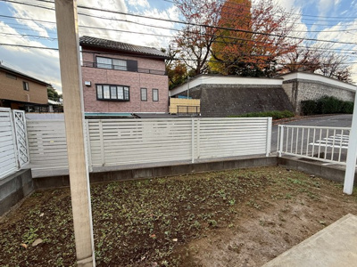 【バルコニー】 | 小泉テラスB | 2階のバルコニーは南西向きなので、お洗濯物はお昼からでも乾きそう♪お洗濯物を干したり、気分転換をするにも最適です☆