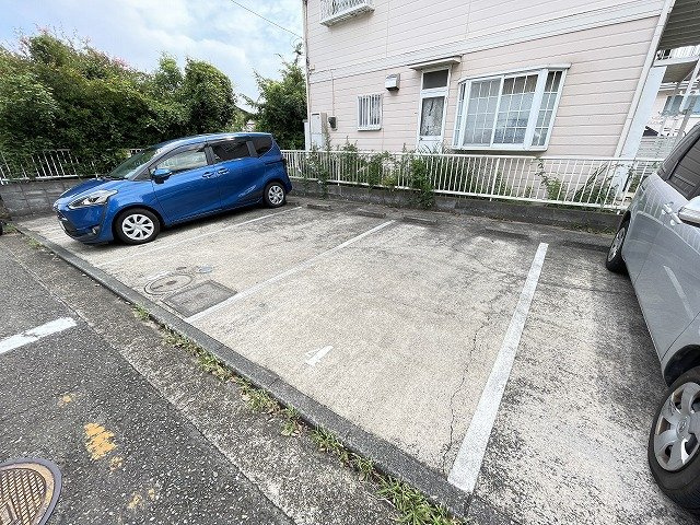 【駐車場】 | 小泉テラスB | いつでも目の届く敷地内に駐車場があります♪お車をお持ちのファミリーさんにオススメです☆