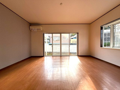 【居間・リビング】 | 小泉テラスB | 1階・南西向きリビングダイニングキッチン12帖☆専用庭に繋がる角部屋二面採光のお部屋です♪二面採光のお部屋は陽当たりも風通しも良好♪エアコン付きで1年中快適に過ごせますね☆