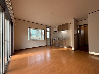 【居間・リビング】 | 小泉テラスB | 1階・南西向きリビングダイニングキッチン12帖☆専用庭側からの眺めです♪広めのキッチンスペースで毎日楽しくお料理もできますね！