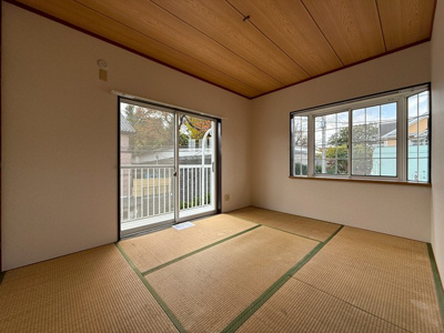 【和室】 | 小泉テラスB | 2階・南西向き和室6帖☆バルコニーに繋がる角部屋二面採光の陽当たりの良いお部屋です！和室は冬場はコタツでほっこり♪夏は意外と涼しくて使い勝手がいいんですよ♪