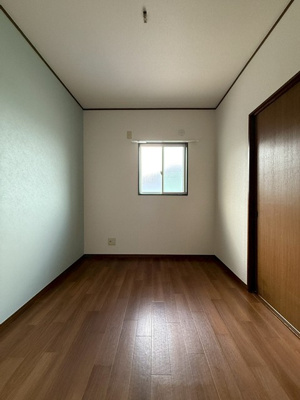 【洋室】 | 小泉テラスB | 2階・洋室3.5帖☆洋室5.5帖のお部屋に繋がるお部屋です！子供部屋や書斎・寝室など多用途に使えそう♪