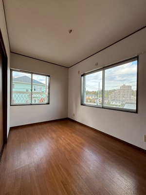 【洋室】 | 小泉テラスB | 2階・洋室5.5帖☆角部屋二面採光のお部屋です！洋室のお部屋は毎日のお手入れもラクラクできちゃいます！