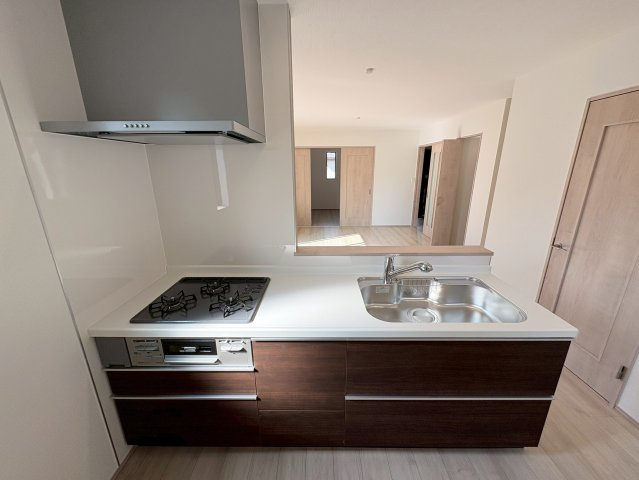 角地で陽当り・通風良好　広々4LDK　春日台9丁目　全2棟　B号棟のキッチン